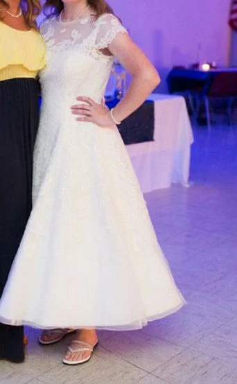 Limited Availability Oleg Cassini CMK513